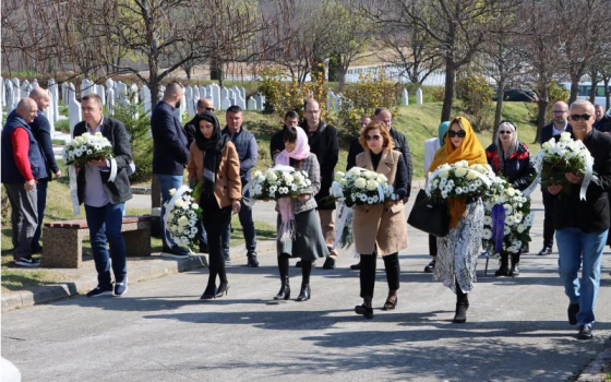 Delegacija Vlade KS položila cvijeće u spomen na tragično nastradale bebe dječijeg doma Bjelave
