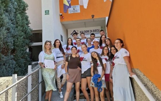 Druženje sa mladim volonterima ispred humanitarne organizacije Adra BiH